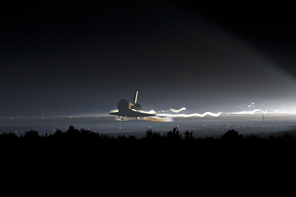 atlantis-Light trails