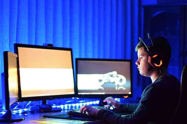 child at computer 