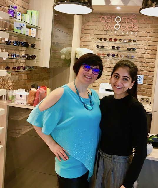 woman wearing turquoise top posing with blue prescription glasses for mums magazine 