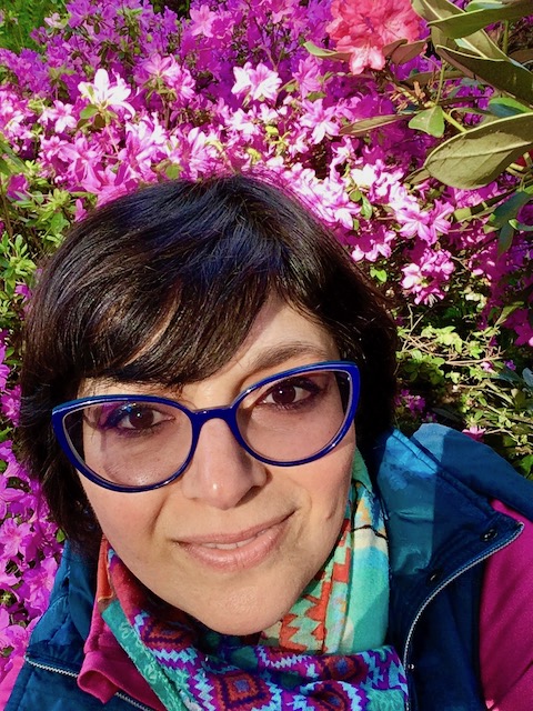 woman wearing blue spectacles at isabella plantation posing for mums magazine