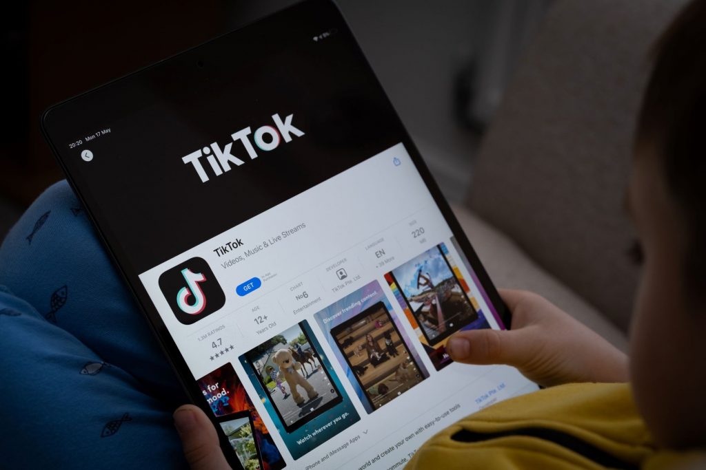 child playing on tablet under the duvet New research on children’s sleep habits