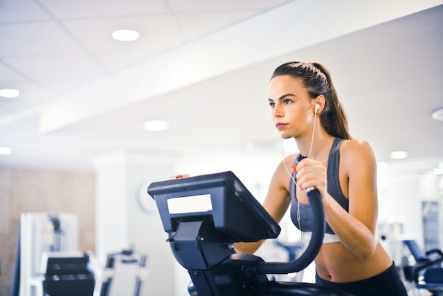 young woman training at the gym posing for mums magazine 