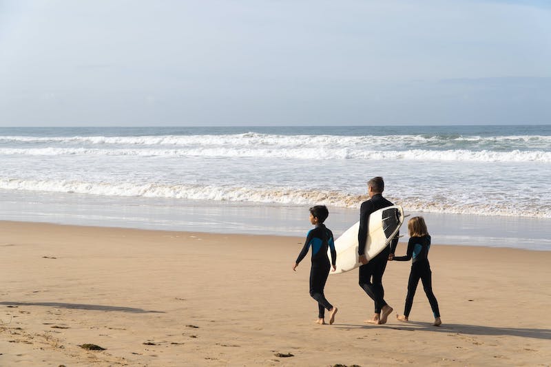 family surfing in france