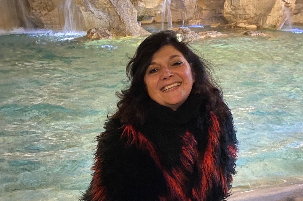 monica costa happy smile at Trevi fountain in Rome